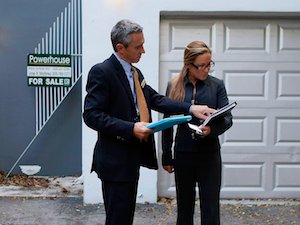 2 professionals talking to each other